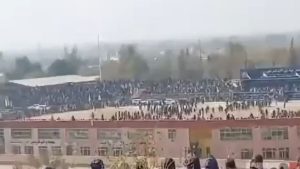 VIDEO - Niño de 13 años fue forzado por los talibanes a ejecutar al asesino de su familia ante 80.000 personas