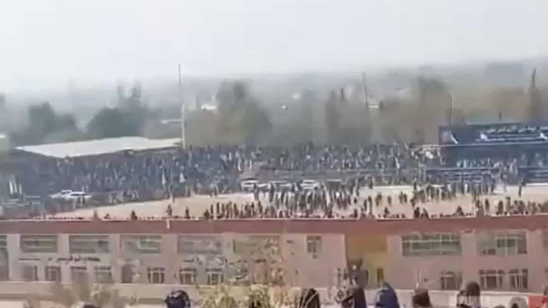 VIDEO - Niño de 13 años fue forzado por los talibanes a ejecutar al asesino de su familia ante 80.000 personas