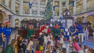 Banco de Chile instala árbol navideño de más de 10 metros y celebra una Navidad con sentido junto a sus voluntarios