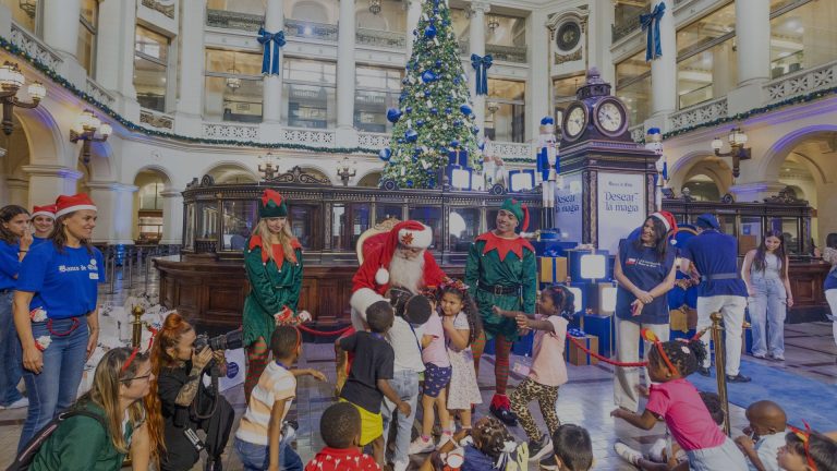 Banco de Chile instala árbol navideño de más de 10 metros y celebra una Navidad con sentido junto a sus voluntarios