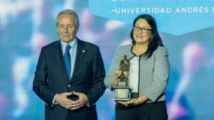 Contralora General es reconocida como Figura del Año en Premio al Mérito 2025 de UNAB