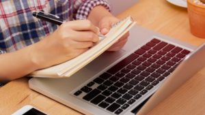 Estudio examina el vínculo entre finanzas personales y salud laboral de los chilenos