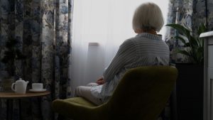 Cuando la mesa queda vacía: la soledad de las personas mayores en las fiestas de fin de año