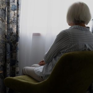 Cuando la mesa queda vacía: la soledad de las personas mayores en las fiestas de fin de año