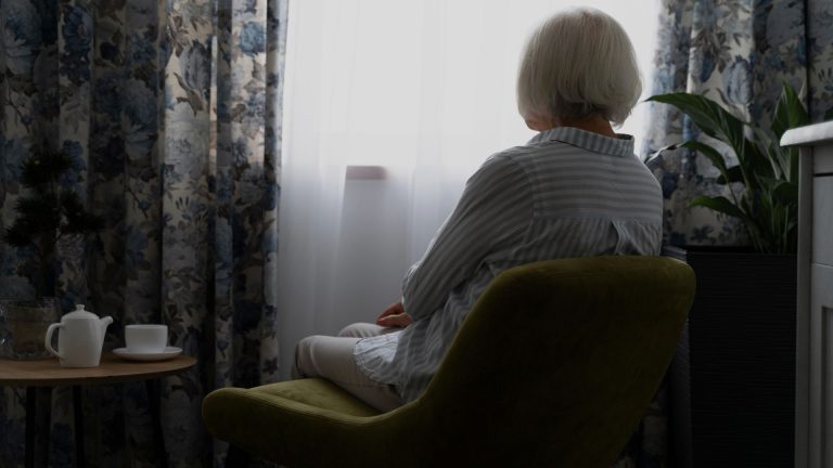 Cuando la mesa queda vacía: la soledad de las personas mayores en las fiestas de fin de año