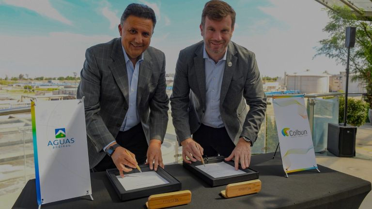 Aguas Andinas y Colbún firman acuerdo para impulsar un futuro sostenible con energía 100% renovable