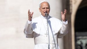 Rechazo a mujeres como diáconos y cierre de grupo recaudador de fondos: ¿está el Vaticano volviendo a ser más conservador tras Francisco?