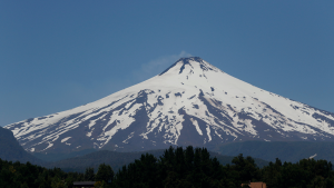 Monitoreo de volcán Villarrica: Contraloría alerta por 597 equipos sin uso y 15 mil edificaciones en zonas de riesgo