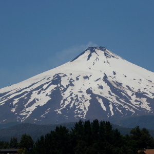 Monitoreo de volcán Villarrica: Contraloría alerta por 597 equipos sin uso y 15 mil edificaciones en zonas de riesgo