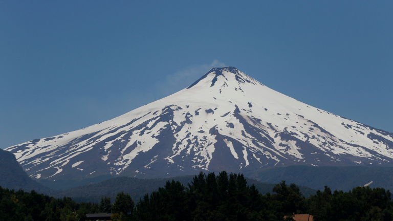 Monitoreo de volcán Villarrica: Contraloría alerta por 597 equipos sin uso y 15 mil edificaciones en zonas de riesgo