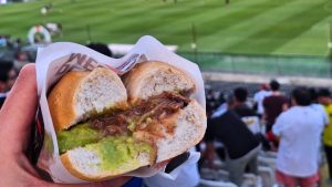 El menú del fútbol: esto se come en los estadios de los tres grandes