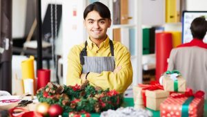 ¿Buscas trabajo? Ofrecen más de mil puestos navideños con sueldos de $900 mil