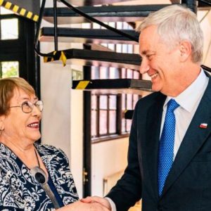 Encuesta Cadem: 52% cree que Kast debe respaldar candidatura de Bachelet a la ONU