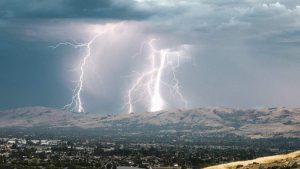 Tormentas eléctricas amenazan gran parte de Chile: estas son las 10 regiones bajo aviso