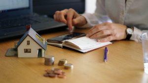 Revisa las comunas de la RM donde más subieron los gastos comunes y qué factores explican el alza