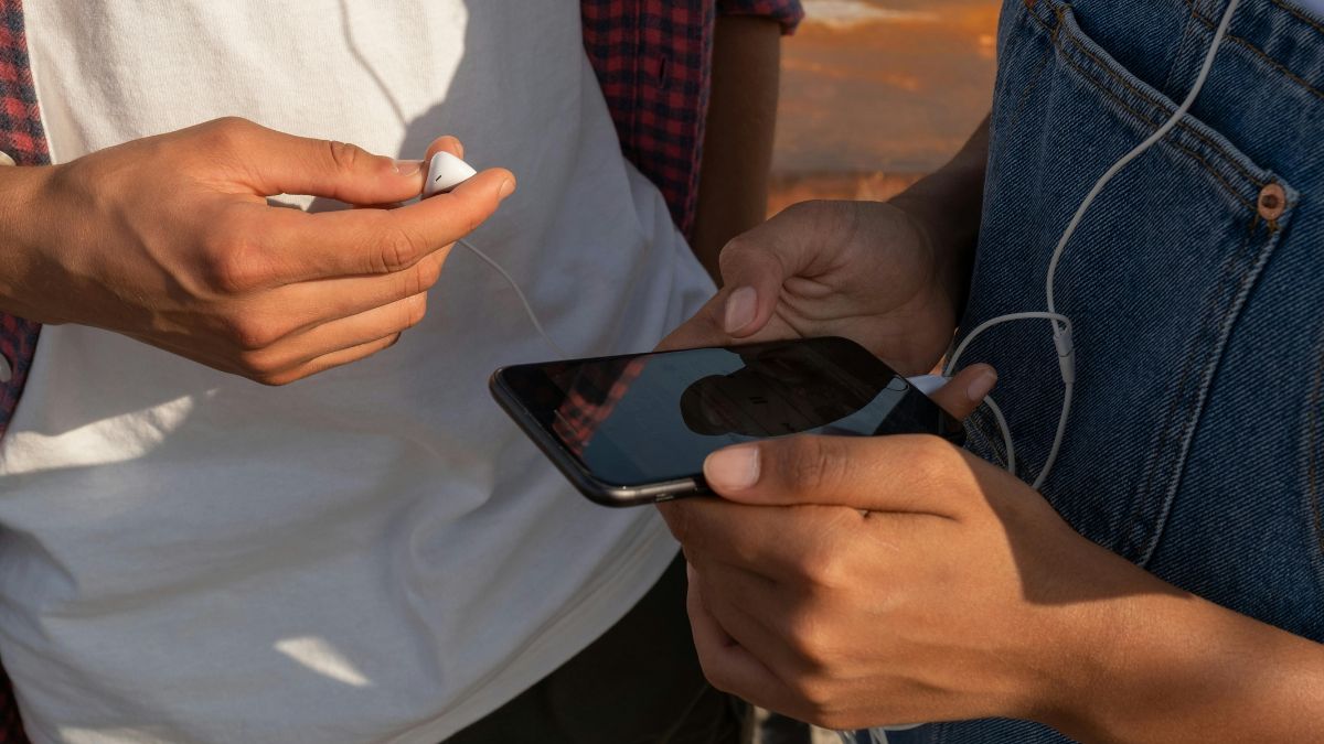 Redes sociales y menores de edad: ¿qué tan lejos estamos en Chile de lo que se hizo en Australia?