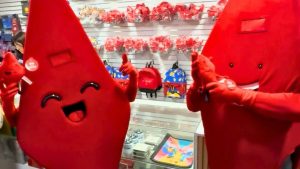 VIDEO - Encontrarás desde tazones a ropa de guagua: Metro incursiona con tienda física de merchandising