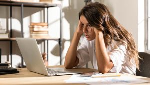 Estrés laboral al máximo: cómo algunos jefes afectan la salud mental de los trabajadores en Chile