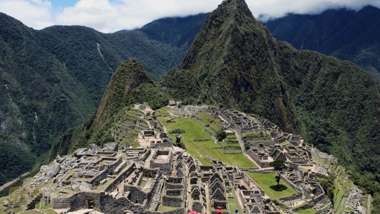 Un muerto y más de 50 heridos: todo lo que se sabe del choque de dos trenes en la vía a Machu Picchu
