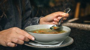 ¿Milagro o tendencia? La evidencia científica detrás del auge del caldo de huesos