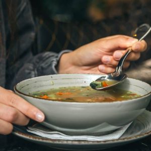 ¿Milagro o tendencia? La evidencia científica detrás del auge del caldo de huesos