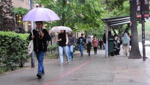 Cuándo, por qué y en qué comunas podría llover este fin de semana en Santiago