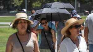 Adiós al calor extremo en Santiago: así estará el clima el primer fin de semana del año
