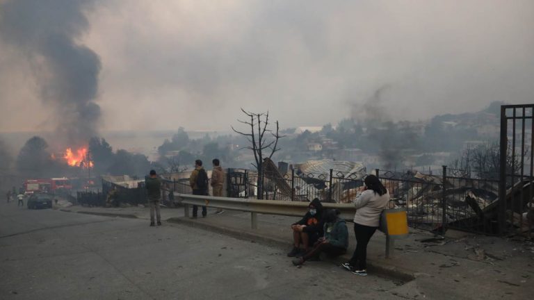 Casi 40°C  y vientos de 50 km/h: el complejo panorama para Ñuble y Biobío en medio de los incendios