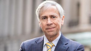 Quién es Barry Pollack, el abogado de Julian Assange que fue contratado por Maduro para que lo defienda en tribunal de Nueva York