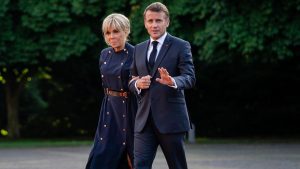 Condenan a diez personas en Francia por acosar a Brigitte Macron