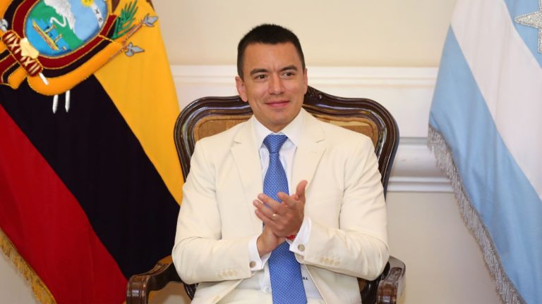 Siguiendo el modelo Trump: presidente de Ecuador aplica aranceles del 30% a Colombia por tensiones fronterizas