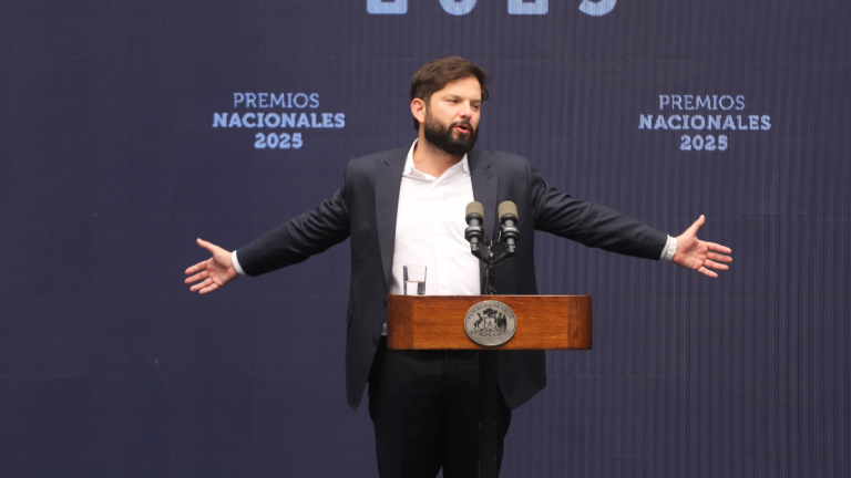 Dependencia de subsidios, baja de ingresos autónomos en sector más vulnerable y desigualdad intacta: el “lado B” de la Casen que el gobierno omitió