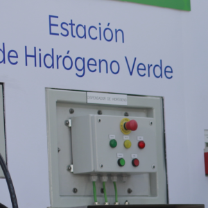 AES Andes da pie atrás a polémico proyecto de hidrógeno verde cuestionado por mundo científico y Kast