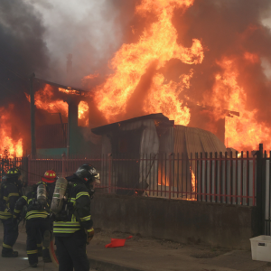 Por qué el acusado de provocar incendio que mató a 20 personas en el Biobío quedó con arresto domiciliario nocturno