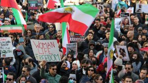 Irán advierte bombardeo a bases de Estados Unidos si es atacado en medio de anuncio de juicios rápidos y ejecuciones de manifestantes