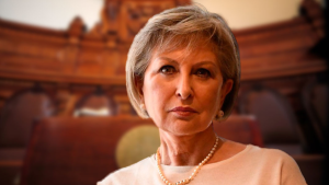 Simuló el robo de su teléfono: cómo la ex ministra Letelier habría obstruido investigación por tráfico de influencias