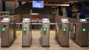 Cuándo podrás pagar el Metro y el Tren Nos con tus tarjetas bancarias