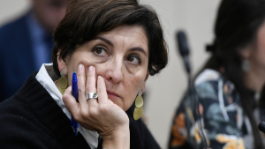 Silencio de ministra Aguilera irrita a la alianza de Gobierno y voces del sector piden su renuncia