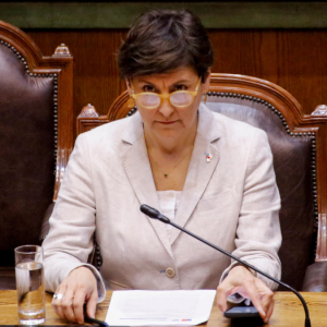 Anuncian denuncia ante Fiscalía: ministra Ximena Aguilera bajo la lupa por operación a su madre