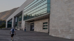 Vitacura: funcionario despedido por tener sexo en el municipio pide compensación de $200 millones