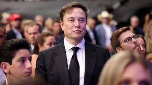 Elon Musk da pie atrás con Grok: suscriptores de pago tampoco podrán desnudar gente con IA