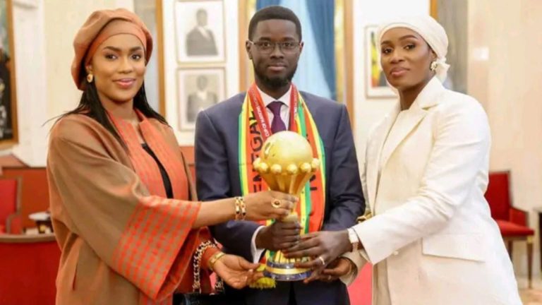 La imagen que dio vuelta al mundo: el presidente de Senegal celebrando la Copa África junto a sus dos esposas
