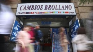 Dólar en picada: ¿oportunidad o rebote? Viajes, compras internacionales y suscripciones se vuelven más convenientes