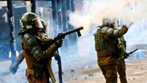 Encuesta Cadem: 57% cree que actuar de Carabineros en el estallido social fue proporcional a la violencia en las calles