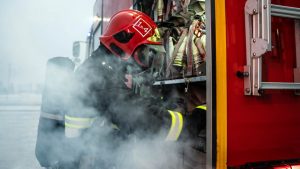 VIDEO - Así fue el dramático rescate de una madre y sus mellizas por Bomberos en Penco