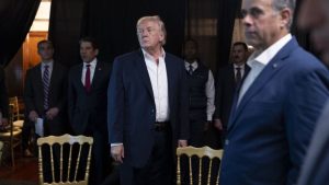 FOTOS - Los registros de cómo Trump se fue enterando de la operación de arresto de Maduro