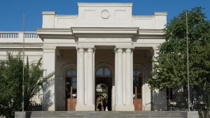 “Un par de horas no hacía la diferencia”: hija de paciente fallecido se refiere a polémica por cirugía postergada por madre de ministra