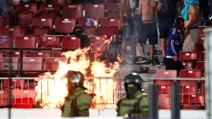 VIDEOS -  Con incendio incluido: las imágenes que dejaron los desmanes de los hinchas de la U en el Estadio Nacional