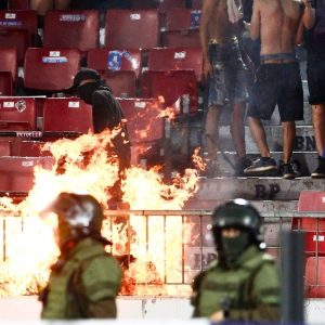 VIDEOS -  Con incendio incluido: las imágenes que dejaron los desmanes de los hinchas de la U en el Estadio Nacional