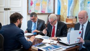 Reuniones con su gabinete y con Boric: el activo rol de Kast en medio de la emergencia por los incendios forestales